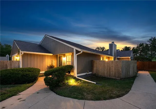 Photo 1 of Sale Pending at 4727 N Cliff Hl Cir, Kansas City, MO 64151 | MLS# 2641759 | Listing updated on 2026-09-15