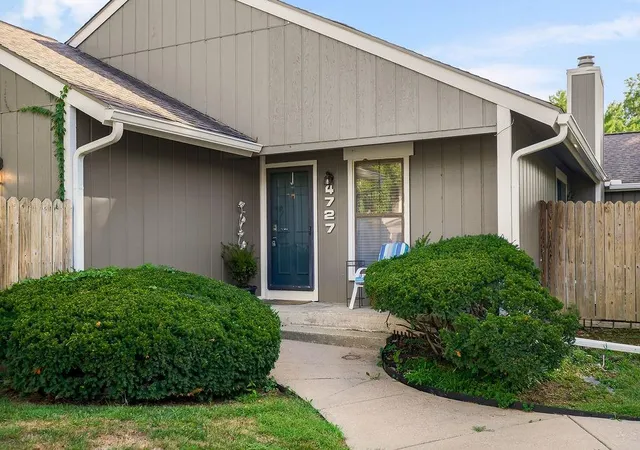 Photo 2 of Sale Pending at 4727 N Cliff Hl Cir, Kansas City, MO 64151 | MLS# 2641759 | Listing updated on 2026-09-15