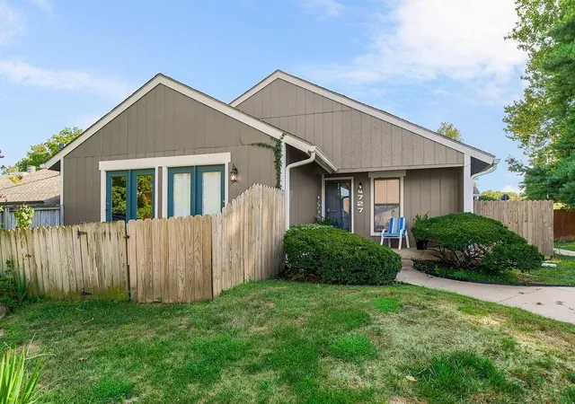 Photo 3 of Sale Pending at 4727 N Cliff Hl Cir, Kansas City, MO 64151 | MLS# 2641759 | Listing updated on 2026-09-15