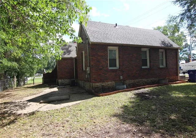 Photo 3 of Single family home for sale at 5840 Blue Ridge Blvd, Raytown, MO 64133 | MLS# 2641810 | Listing updated on 2026-09-15