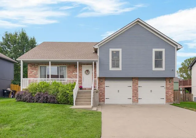 Photo 1 of Single family home for sale at 916 Cochise Dr, Independence, MO 64056 | MLS# 2641883 | Listing updated on 2026-09-12