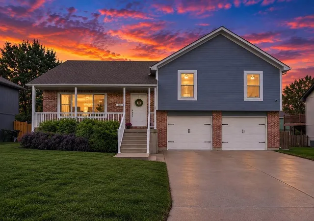 Photo 2 of Single family home for sale at 916 Cochise Dr, Independence, MO 64056 | MLS# 2641883 | Listing updated on 2026-09-12