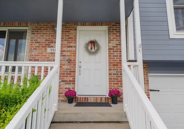 Photo 3 of Single family home for sale at 916 Cochise Dr, Independence, MO 64056 | MLS# 2641883 | Listing updated on 2026-09-12