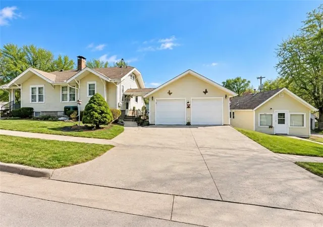 Photo 1 of Multi family home for sale at 406 S Mulberry St, Maryville, MO 64468 | MLS# 2642200 | Listing updated on 2026-09-14