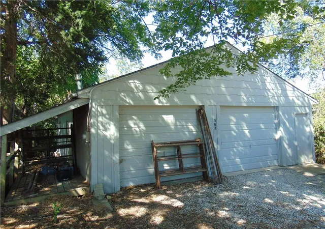 Photo 2 of Sale Pending at 302 W Chestnut St, Harrisonville, MO 64701 | MLS# 2642375 | Listing updated on 2026-09-15