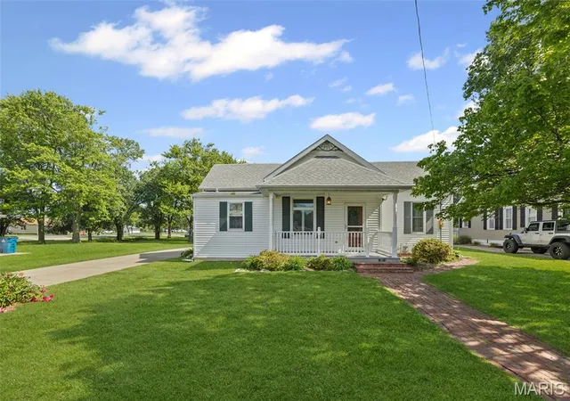 Photo 3 of Single family home for sale at 207 W Vine St, Brighton, IL 62012 | MLS# MIS25036432 | Listing updated on 2026-09-27