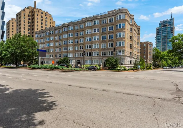Photo 1 of Condo for sale at 10 N Kingshighway Blvd #2CN, Saint Louis, MO 63108 | MLS# MIS25045314 | Listing updated on 2026-09-15