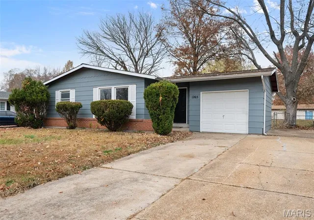 Photo 1 of Single family home for sale at 1265 Central Pkwy, Florissant, MO 63031 | MLS# MIS25076020 | Listing updated on 2026-09-29