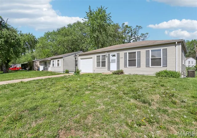 Photo 3 of Sale Pending at 12373 Santa Maria Dr, Saint Louis, MO 63138 | MLS# MIS26005313 | Listing updated on 2026-10-07
