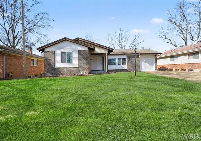 Photo 1 of Single family home for sale at 2855 Devonshire Dr, Florissant, MO 63033 | MLS# MIS26007218 | Listing updated on 2026-09-28
