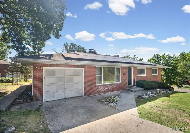 Photo 1 of Single family home for sale at 2303 Fairview Dr, Alton, IL 62002 | MLS# MIS26010527 | Listing updated on 2026-09-11