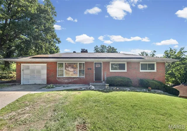 Photo 2 of Single family home for sale at 2303 Fairview Dr, Alton, IL 62002 | MLS# MIS26010527 | Listing updated on 2026-09-11