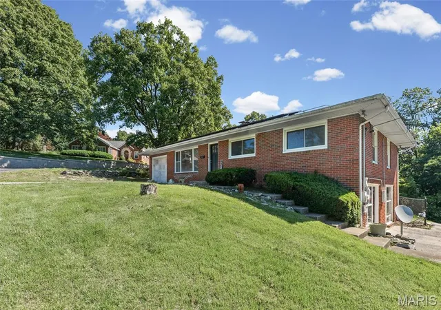Photo 3 of Single family home for sale at 2303 Fairview Dr, Alton, IL 62002 | MLS# MIS26010527 | Listing updated on 2026-09-11