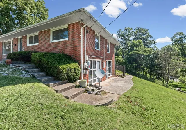 Photo 3 of Single family home for sale at 2303 Fairview Dr, Alton, IL 62002 | MLS# MIS26010527 | Listing updated on 2026-09-11