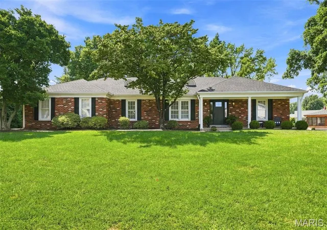 Photo 3 of Sale Pending at 315 Prince Towne Dr, Saint Louis, MO 63141 | MLS# MIS26012243 | Listing updated on 2026-09-14