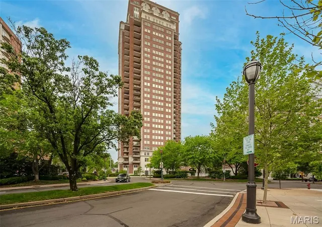 Photo 1 of Condo for sale at 150 Carondelet Plz #1301, Saint Louis, MO 63105 | MLS# MIS26016862 | Listing updated on 2026-09-23