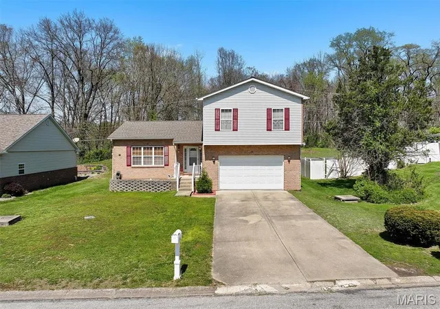 Photo 1 of Single family home for sale at 66 Dianne Dr, Belleville, IL 62220 | MLS# MIS26019336 | Listing updated on 2026-09-30