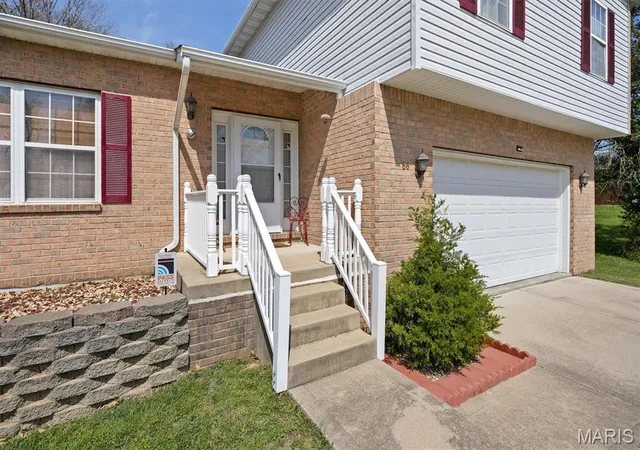 Photo 2 of Single family home for sale at 66 Dianne Dr, Belleville, IL 62220 | MLS# MIS26019336 | Listing updated on 2026-09-30