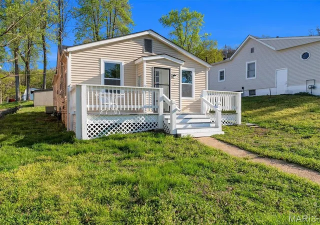 Photo 3 of Sale Pending at 317 E Sand St, Pacific, MO 63069 | MLS# MIS26020043 | Listing updated on 2026-09-11