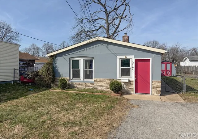 Photo 1 of Sale Pending at 217 W Arlee Ave, Saint Louis, MO 63125 | MLS# MIS26020741 | Listing updated on 2026-10-05