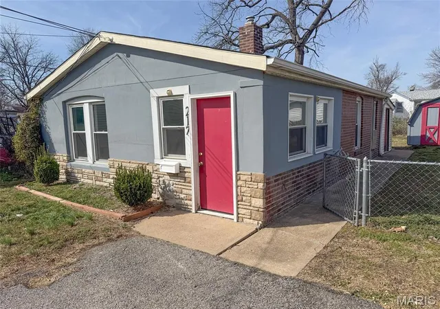 Photo 2 of Sale Pending at 217 W Arlee Ave, Saint Louis, MO 63125 | MLS# MIS26020741 | Listing updated on 2026-10-05