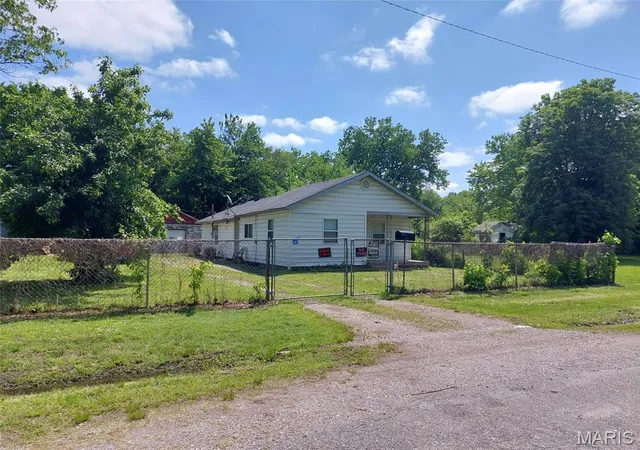 Photo 3 of Single family home for sale at 1918 N 57th St, East Saint Louis, IL 62204 | MLS# MIS26020888 | Listing updated on 2026-09-19