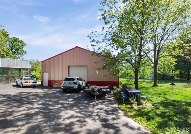Photo 4 of Single family home for sale at 13 Algonquin Dr, Millstadt, IL 62260 | MLS# MIS26022462 | Listing updated on 2026-10-02