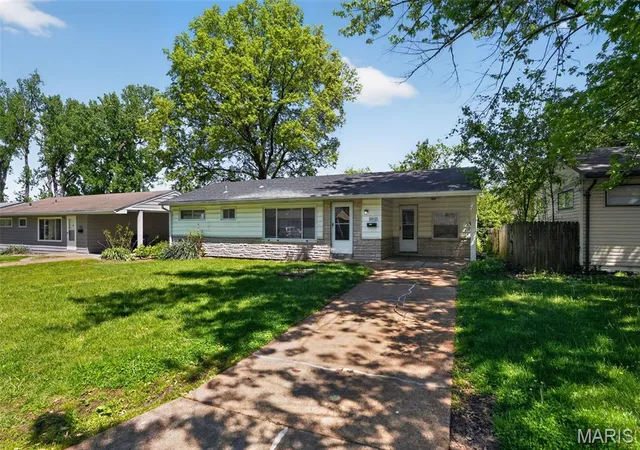 Photo 3 of Sale Pending at 10112 Jett Dr, Saint Louis, MO 63136 | MLS# MIS26023050 | Listing updated on 2026-10-01