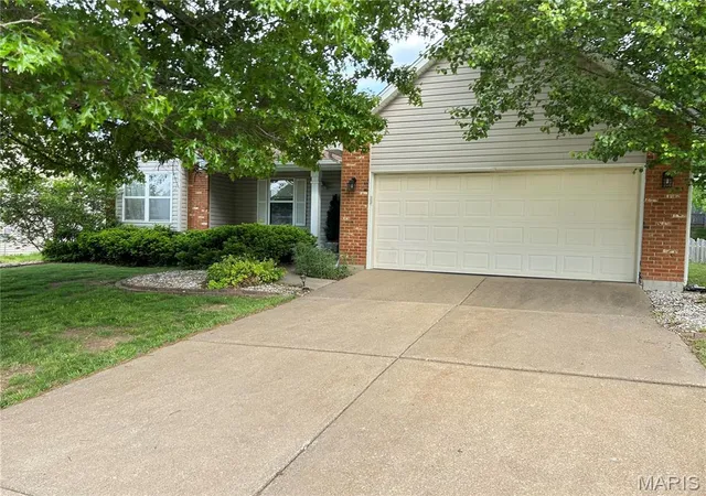 Photo 1 of Sale Pending at 10 President Dr, O'fallon, MO 63368 | MLS# MIS26023944 | Listing updated on 2026-10-01