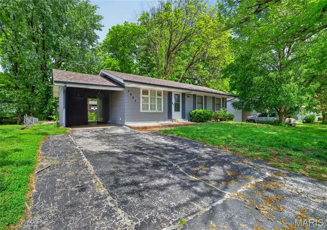 Photo 3 of Single family home for sale at 1927 Hudson Rd, Saint Louis, MO 63136 | MLS# MIS26023965 | Listing updated on 2026-09-22
