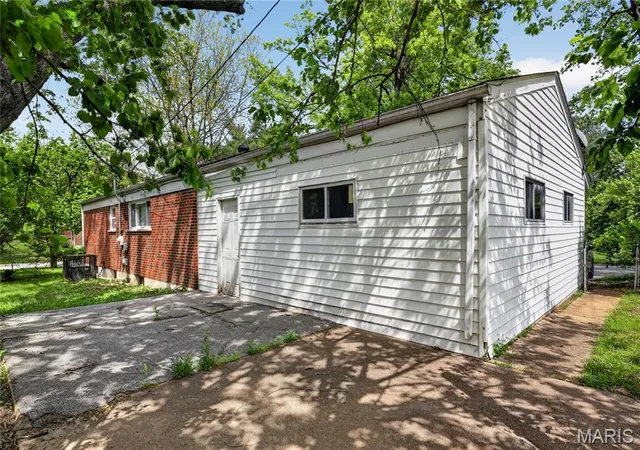 Photo 3 of Sale Pending at 10535 Trask Dr, Saint Louis, MO 63136 | MLS# MIS26024584 | Listing updated on 2026-09-22