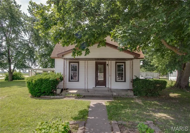 Photo 2 of Sale Pending at 334 E Malone St, Palmyra, IL 62674 | MLS# MIS26024626 | Listing updated on 2026-09-11
