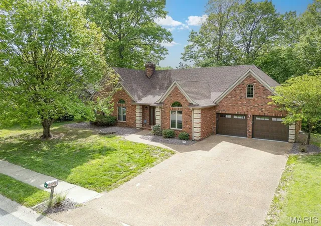 Photo 2 of Single family home for sale at 1005 Timberlake Dr, Edwardsville, IL 62025 | MLS# MIS26024888 | Listing updated on 2026-09-12