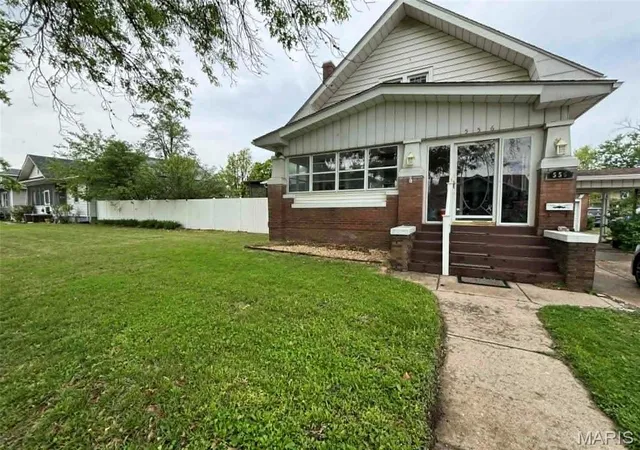 Photo 2 of Single family home for sale at 556 Whitelaw Ave, Wood River, IL 62095 | MLS# MIS26025108 | Listing updated on 2026-09-11