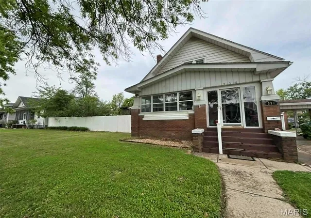 Photo 3 of Single family home for sale at 556 Whitelaw Ave, Wood River, IL 62095 | MLS# MIS26025108 | Listing updated on 2026-09-11