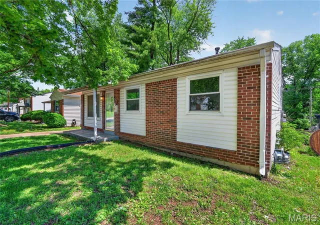 Photo 2 of Single family home for sale at 10076 Royal Dr, St Louis, MO 63136 | MLS# MIS26026167 | Listing updated on 2026-09-23