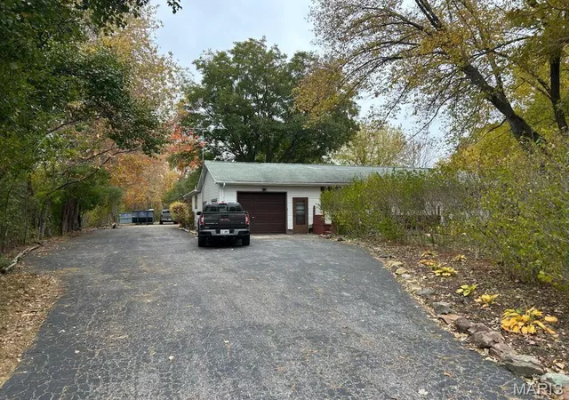 Photo 4 of Single family home for sale at 10198 S Old Route 66, Litchfield, IL 62056 | MLS# MIS26027079 | Listing updated on 2026-09-12