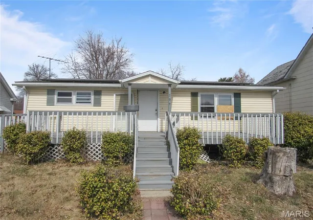 Photo 1 of Single family home for sale at 209 W 2nd South St, Mount Olive, IL 62069 | MLS# MIS26027275 | Listing updated on 2026-09-10