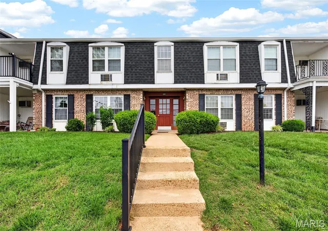 Condo for sale at 808 Dumont Pl #E, Saint Louis, MO 63125 | MLS# MIS26027431