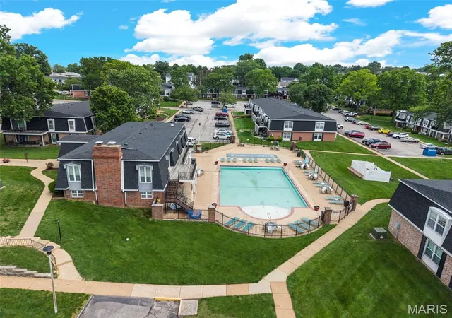 Photo 2 of Condo for sale at 808 Dumont Pl #E, Saint Louis, MO 63125 | MLS# MIS26027431 | Listing updated on 2026-09-11