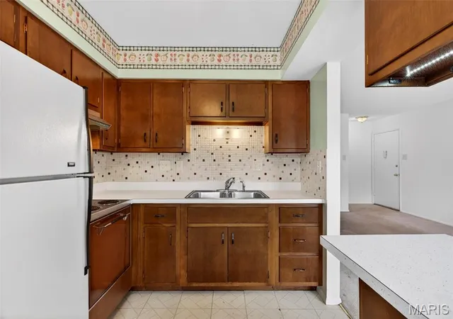 Photo 3 of Condo for sale at 808 Dumont Pl #E, Saint Louis, MO 63125 | MLS# MIS26027431 | Listing updated on 2026-09-11