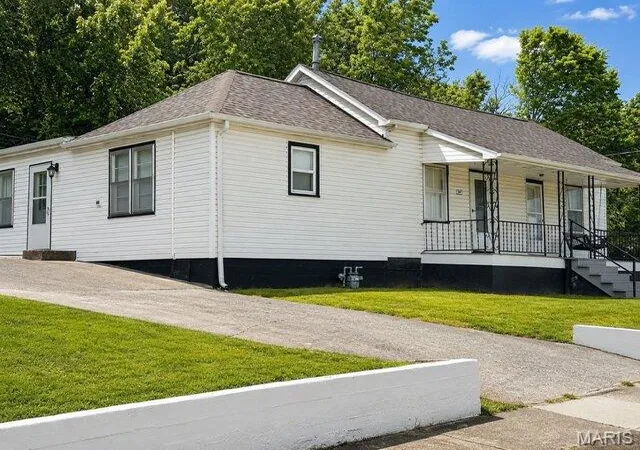 Photo 3 of Sale Pending at 207 N 1st St, Marble Hill, MO 63764 | MLS# MIS26027642 | Listing updated on 2026-09-14
