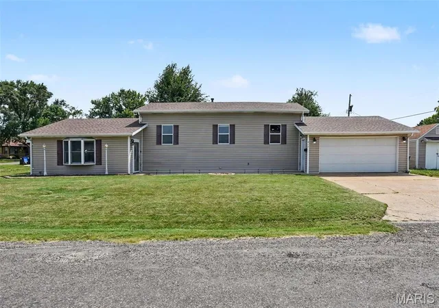 Photo 2 of Single family home for sale at 417 Young Ave, Dupo, IL 62239 | MLS# MIS26027788 | Listing updated on 2026-09-09