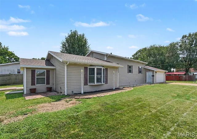 Photo 3 of Single family home for sale at 417 Young Ave, Dupo, IL 62239 | MLS# MIS26027788 | Listing updated on 2026-09-09