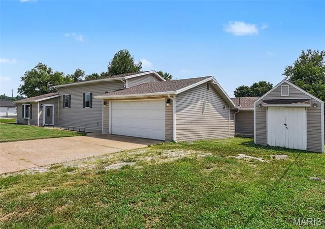 Photo 3 of Sale Pending at 417 Young Ave, Dupo, IL 62239 | MLS# MIS26027788 | Listing updated on 2026-10-29