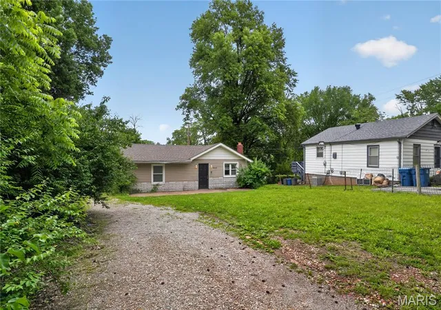 Photo 2 of Single family home for sale at 10040 Bon Oak Dr, St Louis, MO 63136 | MLS# MIS26027893 | Listing updated on 2026-09-23