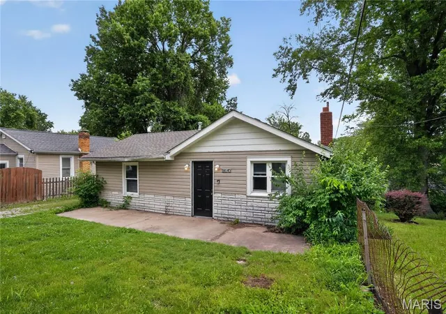 Photo 3 of Single family home for sale at 10040 Bon Oak Dr, St Louis, MO 63136 | MLS# MIS26027893 | Listing updated on 2026-09-23