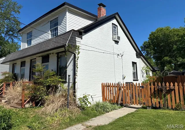 Photo 2 of Sale Pending at 521 E A St, Belleville, IL 62220 | MLS# MIS26028464 | Listing updated on 2026-09-14