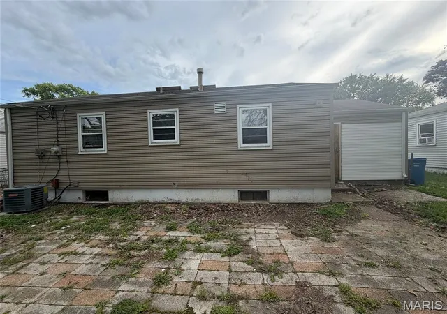 Photo 2 of Sale Pending at 843 Loekes Dr, Florissant, MO 63031 | MLS# MIS26028753 | Listing updated on 2026-09-11