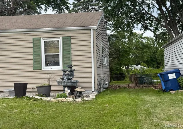 Photo 3 of Sale Pending at 843 Loekes Dr, Florissant, MO 63031 | MLS# MIS26028753 | Listing updated on 2026-09-11
